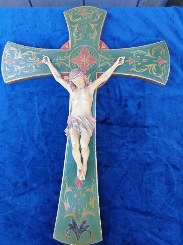 Crucifijo de madera y resina decorado