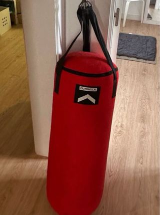 Saco de boxeo + guantes nuevos + soporte