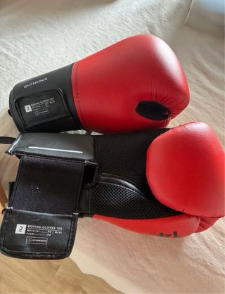 Saco de boxeo + guantes nuevos + soporte