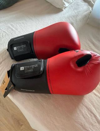 Saco de boxeo + guantes nuevos + soporte