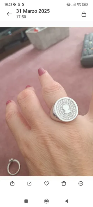 Anillo plateado con diseño de silueta