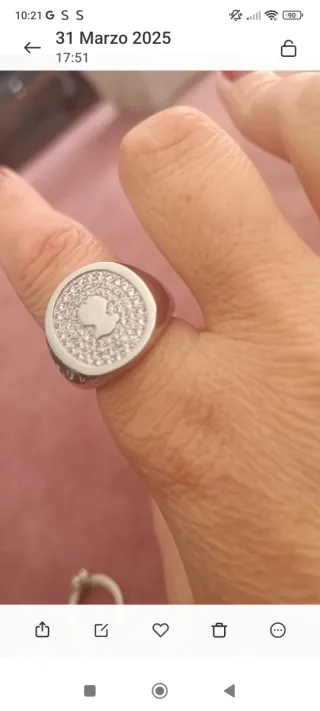 Anillo plateado con diseño de silueta