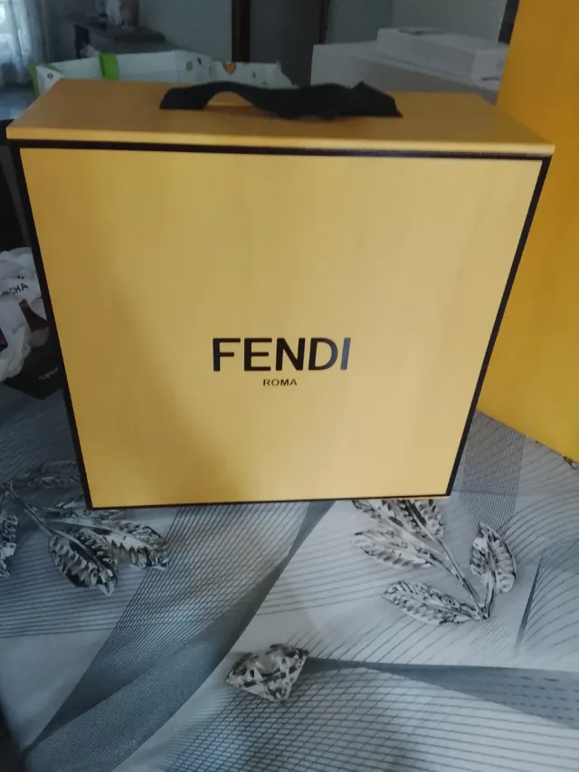Scatola e borsa gialle Fendi
