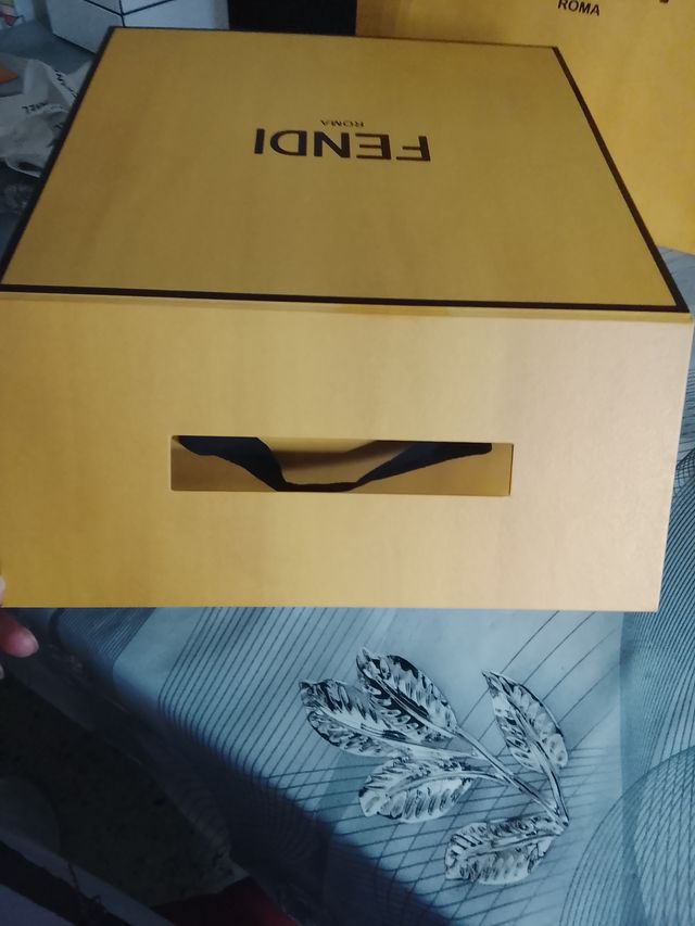 Caja y bolsa Fendi amarilla