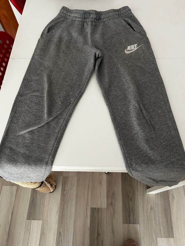 Calça Nike cinzenta para menino Tamanho M