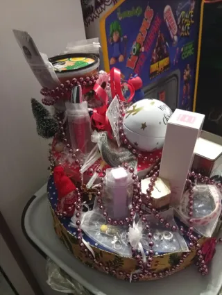 Torta regalo decorativa con già regali ed addobbi