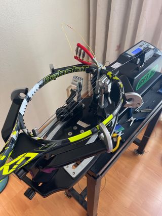 Servicio de encordado de raquetas de tenis