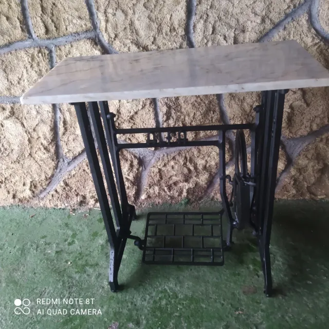 Mesa restaurada máquina coser Alfa