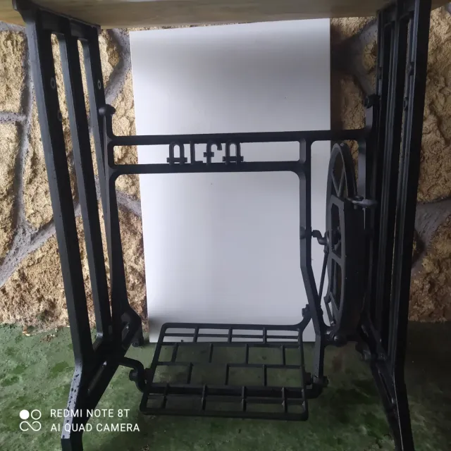 Mesa restaurada máquina coser Alfa