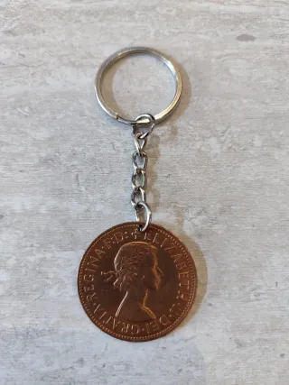 Llavero Moneda Reina Isabel II Joven.