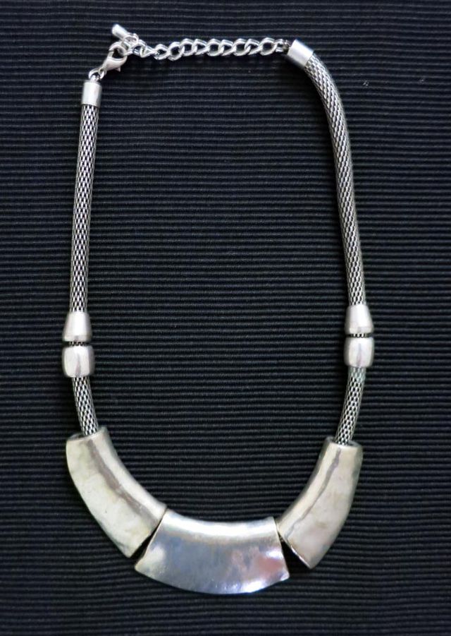 Collar metal plateado