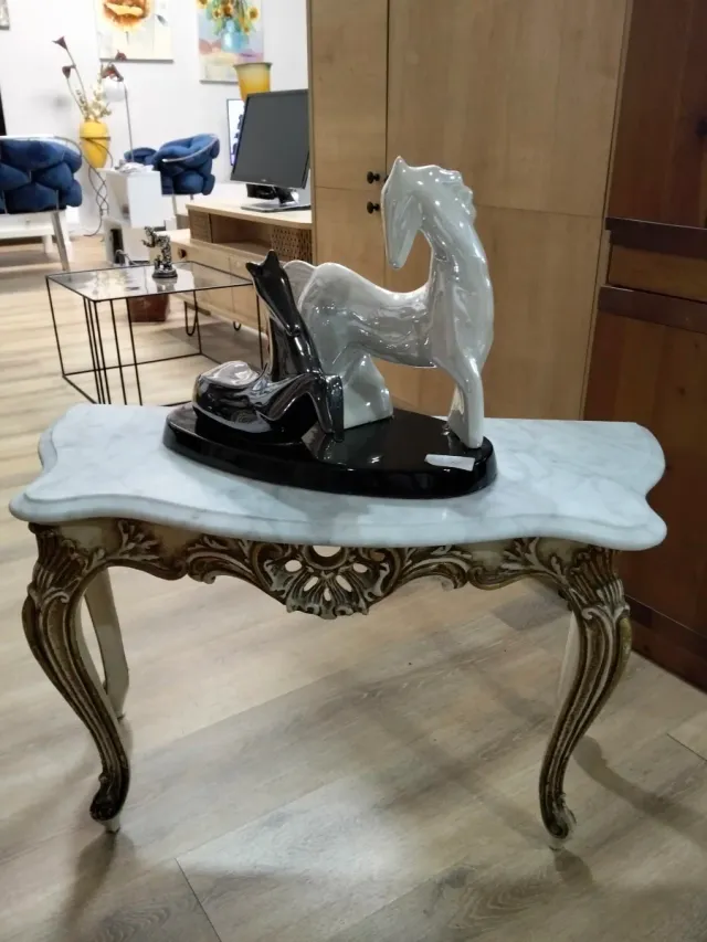 Florero decorativo con flores artificiales y más.