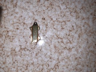 Spilla cravatta con ciondoli collana