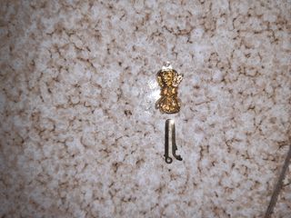 Spilla cravatta con ciondoli collana