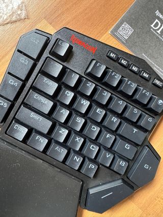 Teclado Gaming Redragon DITI Una Mano RGB