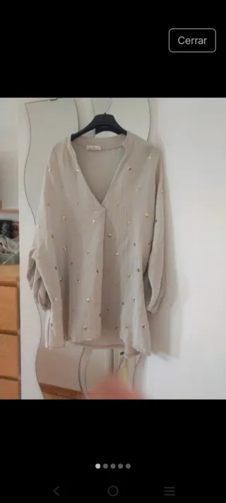 Camisa beige con detalles dorados