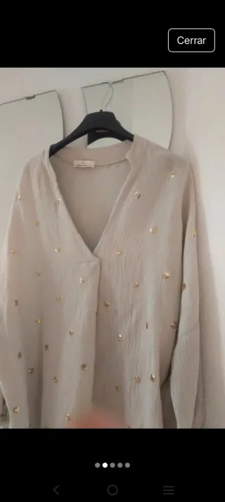Camisa beige con detalles dorados