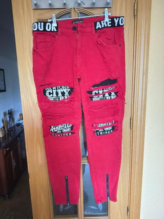 Pantalón vaquero hombre rojo desgarrado