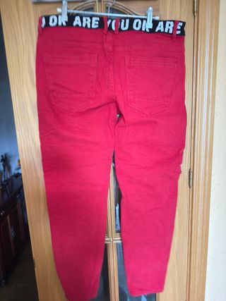 Pantalón vaquero hombre rojo desgarrado