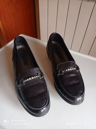 Zapatos de vestir negros de charol con pedrería