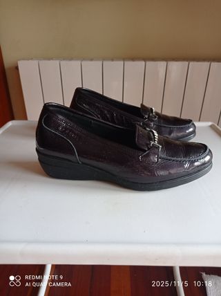 Zapatos de vestir negros de charol con pedrería