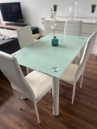 Mesa de comedor cristal y 4 sillas blancas