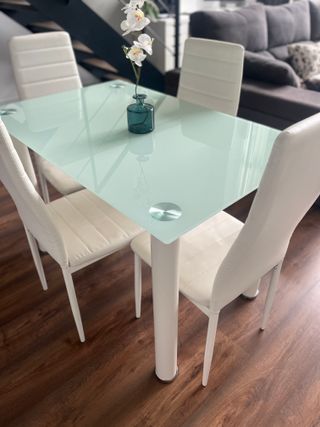 Mesa de comedor cristal y 4 sillas blancas