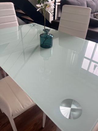 Mesa de comedor cristal y 4 sillas blancas
