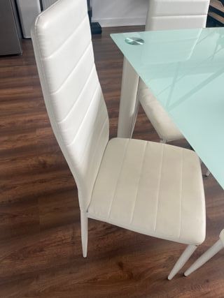 Mesa de comedor cristal y 4 sillas blancas