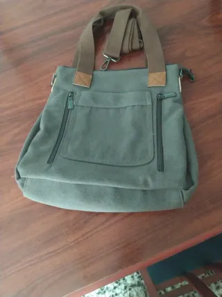 Bolso marrón de lona.