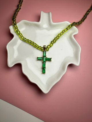 Collar Cruz Verde y Dorado