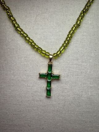 Collar Cruz Verde y Dorado
