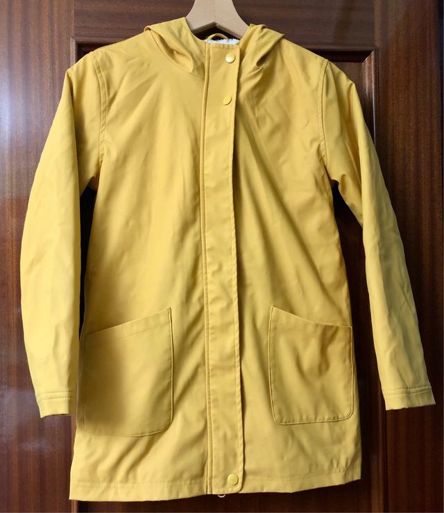 Abrigo impermeable amarillo