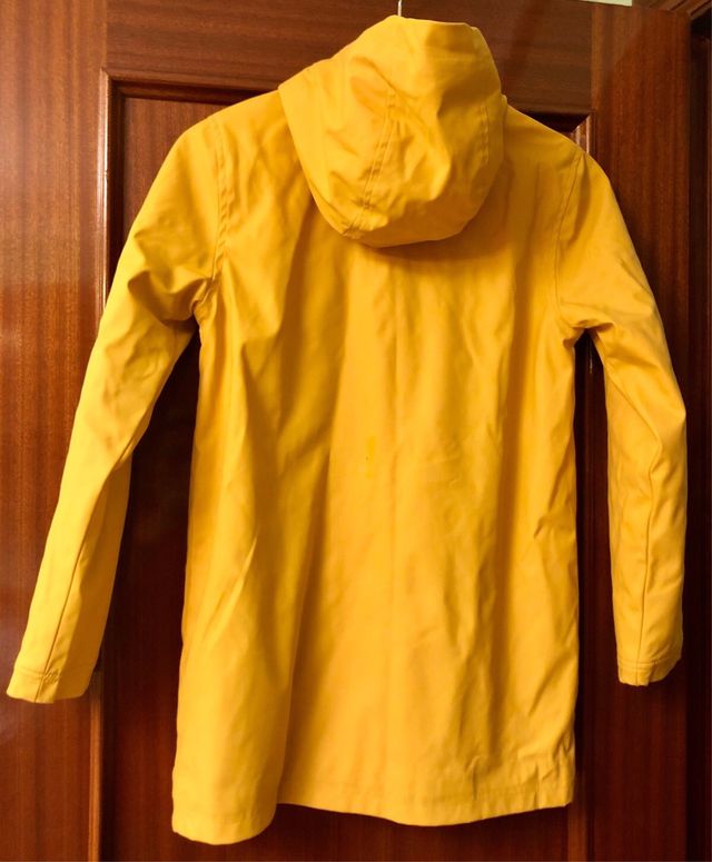 Abrigo impermeable amarillo