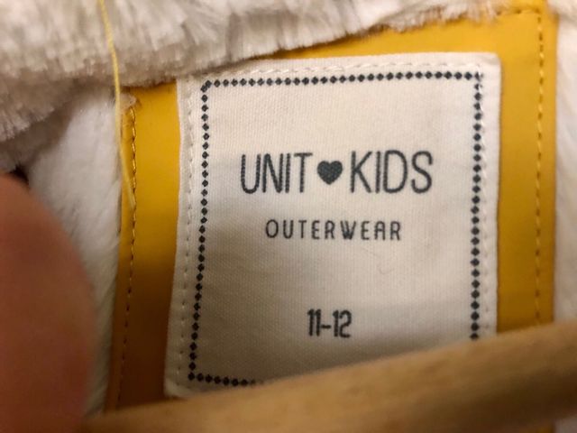 Abrigo impermeable amarillo