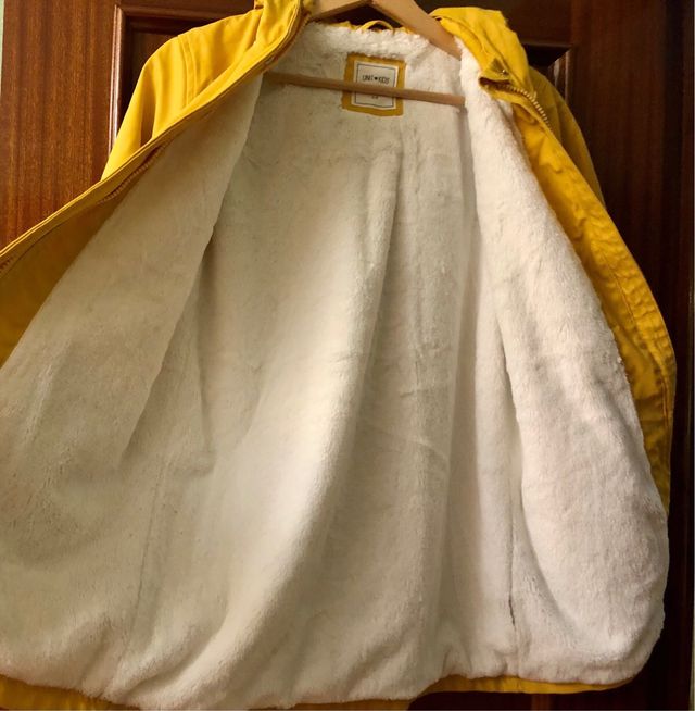 Abrigo impermeable amarillo