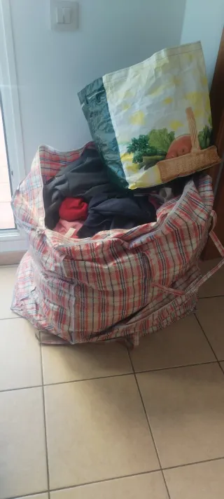 Due sacchetti di abiti usati, donne, uomini, bambini, neonati