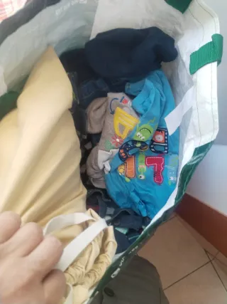 Due sacchetti di abiti usati, donne, uomini, bambini, neonati
