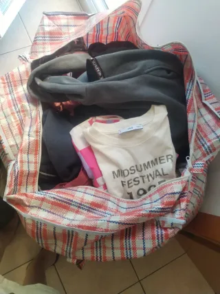 Due sacchetti di abiti usati, donne, uomini, bambini, neonati