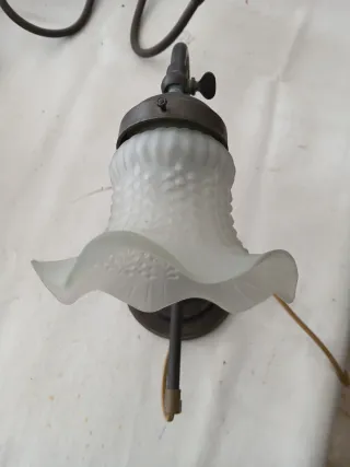 Applique murale in bronzo con coppa di vetro.