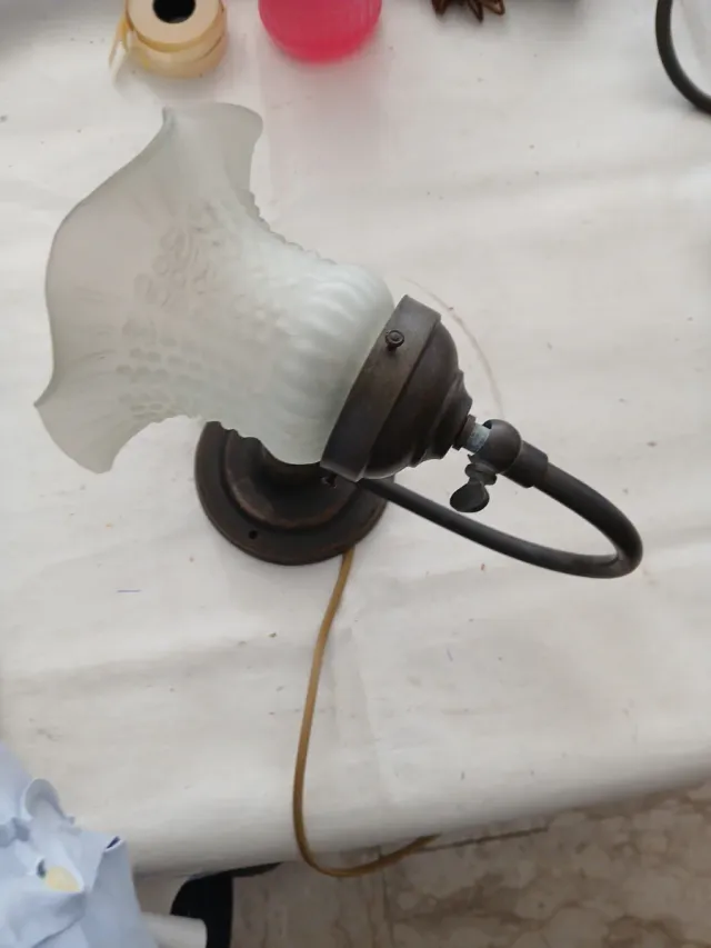 Applique murale in  bronzo  con coppa di vetro.