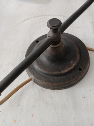 Applique murale in bronzo con coppa di vetro.