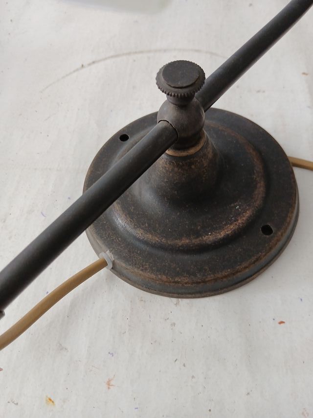 Applique murale in  bronzo  con coppa di vetro.