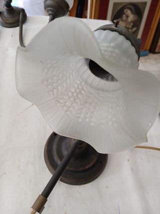 Applique murale in bronzo con coppa di vetro.