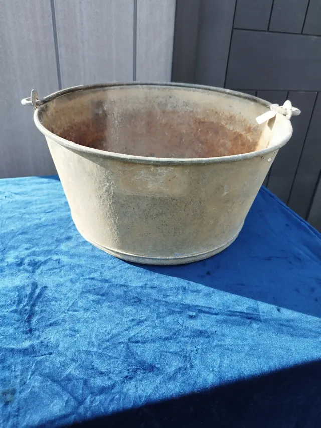 Antico secchio in zinco per fioriera