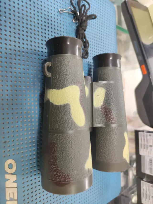 Binoculares de camuflaje con correa