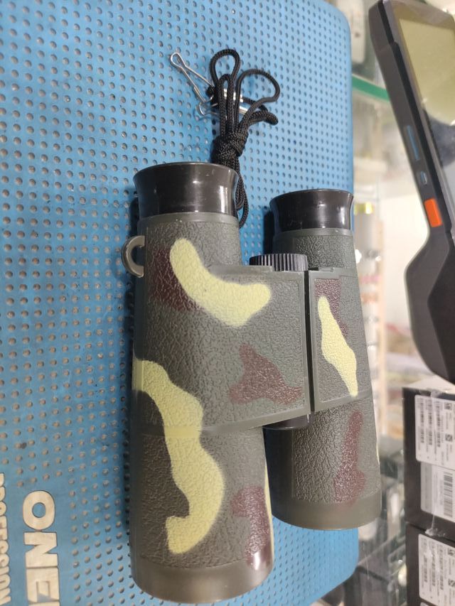 Binoculares de camuflaje con correa