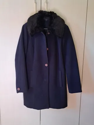 Cappotto blu con pelliccia sintetica removibile