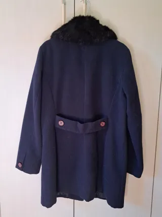 Cappotto blu con pelliccia sintetica removibile
