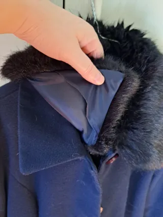 Cappotto blu con pelliccia sintetica removibile